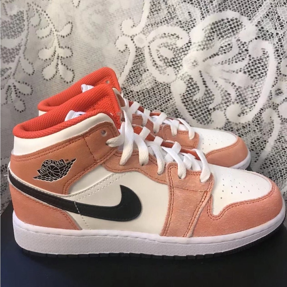 NIKE AIR JORDAN 1 MID SE (GS) Size 4.5Y